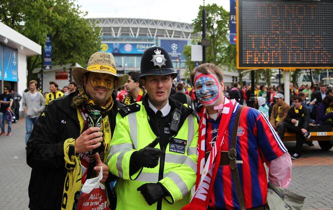 Dortmundfan Bayernfan Londoner Polizist Polizei Bobby als Fotomotiv vor dem Wembleystadion Fußball Fussball UEFA Championsleague Finale Final 2013 Herren Männer Saison 2012 13 25.05.2013 BVB Borussia Dortmund vs. FC Bayern München