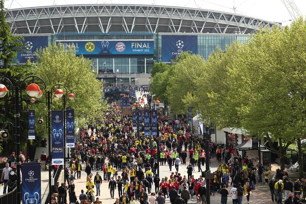 Zuschauer Fans auf der Olympiastraße vor dem Wembleystadion Fußball Fussball UEFA Championsleague Finale Final 2013 Herren Männer Saison 2012 13 25.05.2013 BVB Borussia Dortmund vs. FC Bayern München