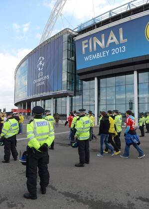 Fussball, Herren, Saison 2012 13, UEFA, Champions League, Finale in London, Borussia Dortmund - FC Bayern München, Polizei am Wembley Stadion, 25.05. 2013,
