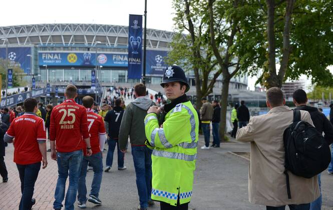 Fussball, Herren, Saison 2012 13, UEFA, Champions League, Finale in London, Borussia Dortmund - FC Bayern München, Fans und Polizei vor dem Wembley Stadion, 25.05. 2013,