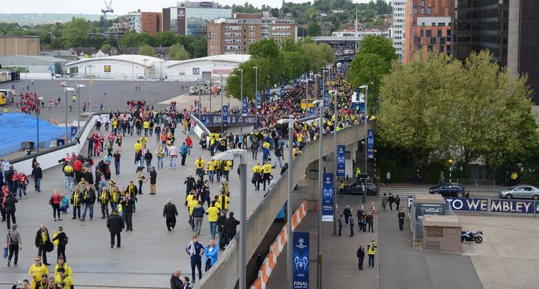 Fussball, Herren, Saison 2012 13, UEFA, Champions League, Finale in London, Borussia Dortmund (BVB) - FC Bayern München, Fans vor dem Wembley Stadion, 25.05. 2013,