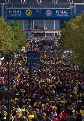 Feature - Ansicht auf das Wembleystadion und dem Olympic Way zum Stadion mit den Fans von Dortmund und München. Fussball UEFA Championsleague FINALE der Männer Saison 2012 2013: Borussia Dortmund (BVB) - FC Bayern München im Wembleystadion in London, Großbritannien am 25.05.2013,