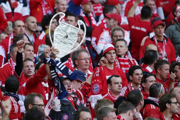 Fans FC Bayern mit Pokal - EP_GST