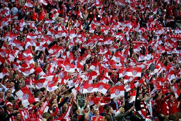 Stimmungsbild FC Bayern Muenchen Fans mit Fahnen EP_GST