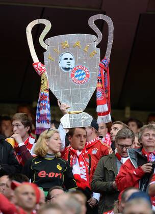 FUSSBALL CHAMPIONS LEAGUE SAISON 2012 2013 FINALE - FC Bayern Muenchen 25.05.2013 Bayern Fans mit einem Papp-Champions League Pokal mit einem Bayern Wappen und einen Uli Höness Bild 