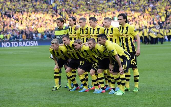 FUSSBALL CHAMPIONS LEAGUE SAISON 2012 2013 FINALE Borussia Dortmund - 25.05.2013 Teamfoto Borussia Dortmund, hintere Reihe von links: Roman Weidenfeller, Neven Subotic, Sven Bender, Robert Lewandowskli, Lukasz Piszczek, Mats Hummels. Vorder Reihe von links: Marco Reus, Kevin Grosskreutz, Marcel Schmelzer, Jakub KUBA Blaszczykowsk und Ilkay Guendogan 