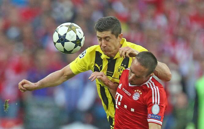 Frank Ribery (Bayern 7) im Zweikampf , Aktion um den Ball gegen Robert LEWANDOWSKI; Nr.9 BVB FC BAYERN MÜNCHEN - BORUSSIA DORTMUND ( - ) Fussball UEFA Champions League, Finale, im Wembley Stadion London am 25.05.2013 CL Saison 2012 2013, FCB, München, BVB
