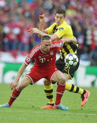 Frank Ribery (Bayern 7) im Zweikampf , Aktion um den Ball gegen Robert LEWANDOWSKI; Nr.9 BVB FC BAYERN MÜNCHEN - BORUSSIA DORTMUND ( - ) Fussball UEFA Champions League, Finale, im Wembley Stadion London am 25.05.2013 CL Saison 2012 2013, FCB, München, BVB
