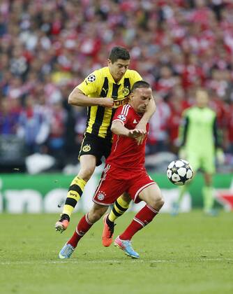 Dortmund s Robert Lewandowski tussles with Munich s Franck Ribery - Borussia Dortmund vs Bayern Munich - UEFA Champions League Final - Wembley Stadium - London - England -25 05 2013 - EDITORIAL USE ONLY. No use with unauthorised audio, video, data, fixture lists, club league logos or live services. Online in-match use limited to 120 images, no video emulation. No use in betting, games or single club league player publications.