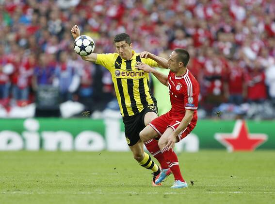 Dortmund s Robert Lewandowski tussles with Munich s Franck Ribery - Borussia Dortmund vs Bayern Munich - UEFA Champions League Final - Wembley Stadium - London - England -25 05 2013 - EDITORIAL USE ONLY. No use with unauthorised audio, video, data, fixture lists, club league logos or live services. Online in-match use limited to 120 images, no video emulation. No use in betting, games or single club league player publications.