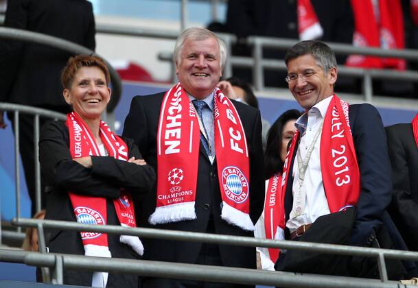 Fußball Fussball UEFA Championsleague Finale Final 2013 Herren Männer Saison 2012 13 25.05.2013 BVB Borussia Dortmund vs. FC Bayern München Bayerns Ministerpräsident Horst Seehofer (Mitte) und Herbert Hainer (re., CEO adidas)