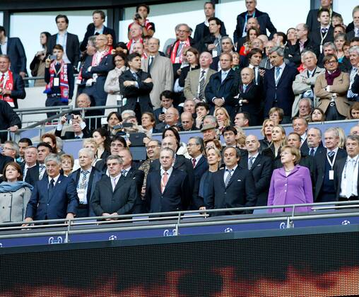 FUSSBALL - CL Finale, Dortmund vs Bayern LONDON,ENGLAND,25.MAI.13 - FUSSBALL - UEFA Champions League Finale, Borussia Dortmund vs FC Bayern Muenchen. Bild zeigt die Ehrentribuene mit David Bernstein, Thomas Bach, Präsident Jacques Rogge (IOC), Präsident Michel Platini, Gianni Infantino (UEFA) Bundeskanzlerin Angela Merkel (Deutschland), Wolfgang Niersbach. 