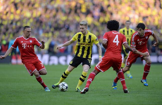 FUSSBALL CHAMPIONS LEAGUE SAISON 2012 2013 FINALE Borussia Dortmund - FC Bayern München 25.05.2013 Marco Reus (Borussia Dortmund) gegen die Bayern Franck Ribery, Dante und Javier Javi Martinez (v.l, alle FC Bayern München) 