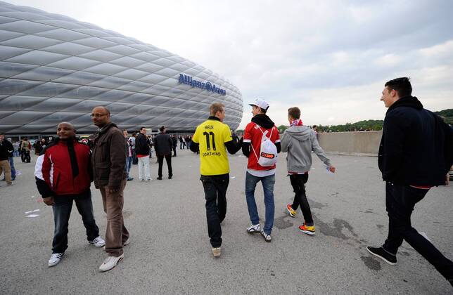 FUSSBALL CHAMPIONS LEAGUE SAISON 2012 2013 FINALE FC Bayern Muenchen 25.05.2013 Fans pilgern zum Public Viewing in der Allianz Arena in Muenchen. Ein BVB Fan traut sich sogar im Trikot von Marco Reus in die Arena 