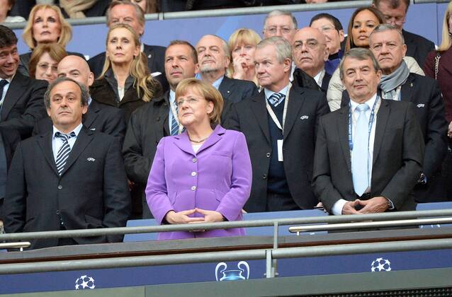 25.05.2013, xjhx, UEFA Champions League Finale, Borussia Dortmund - FC Bayern München, v.l. Michel Platini (UEFA); Bundeskanzlerin Angela Merkel, DFB Präsident Wolfgang Niersbach (Deutsche Fussball Bund)