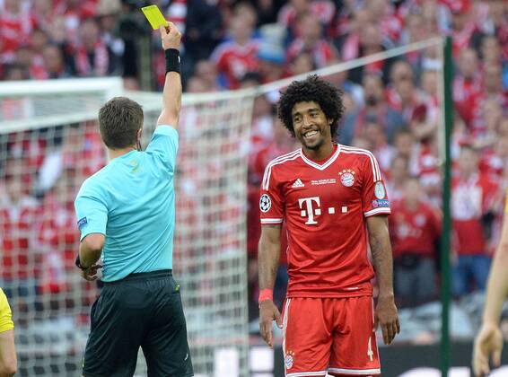 25.05.2013, xjhx, UEFA Champions League Finale, Borussia Dortmund - FC Bayern München, v.l. Schiedsrichter Nicola Rizzoli zeigt Dante (FC Bayern München) die gelbe Karte.