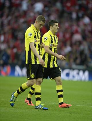 25.05.2013, Fussball Champions League Finale: Borussia Dortmund - FC Bayern München, im Wembley-Stadion London (England). v.li: Sven Bender (Dortmund), Robert Lewandowski (Dortmund).