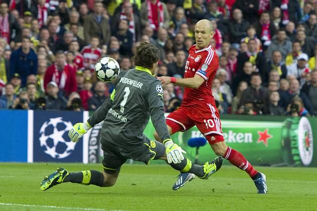 Torwart Roman WEIDENFELLER (li., DO) gegen Arjen ROBBEN (M), Aktion, Zweikampf, Fussball Champions League Finale 2013 Borussia Dortmund (DO) - FC Bayern München (M). Saison2012 13, WEMBLEY Stadion, 25.05.2013.