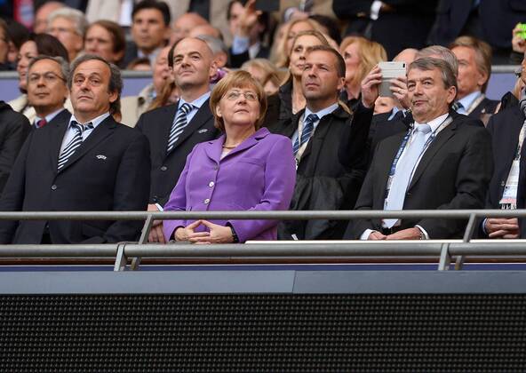 FUSSBALL CHAMPIONS LEAGUE SAISON 2012 2013 FINALE Borussia Dortmund - FC Bayern München 25.05.2013 Michel Platini (li, Uefa Präsident), Angela Merkel (Mitte, Bundeskanzlerin) und Wolfgang Niersbach (re, DFB Präsident) auf der Ehrentribüne  FUL2250513003