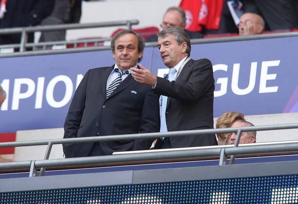 FUSSBALL CHAMPIONS LEAGUE SAISON 2012 2013 FINALE Borussia Dortmund - FC Bayern München 25.05.2013 Uefa Präsident Michel Platini und Wolfgang Niersbach (re, DFB)  FUL2250513003