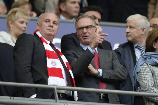 Präsident Uli Hoeness und Vorstandsvorsitzender Karl-Heinz Rummenigge unterhalten sich vor dem Spiel. FC BAYERN MÜNCHEN - BORUSSIA DORTMUND ( - ) Fussball UEFA Champions League, Finale, im Wembley Stadion London am 25.05.2013 CL Saison 2012 2013, FCB, München, BVB