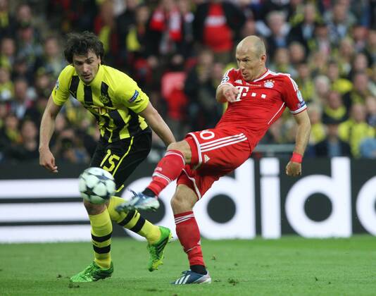 25.05.2013 London, England. Mats Hummels of Borussia Dortmund watches as Arjen Robben of Bayern Munich gets a shot away which hits the goalkeeper in the face and is saved during the Champions League Final between Bayern Munich and Borussia Dortmund from Wembley Stadium. xKieranxGalvinx  ActionPlus20235901