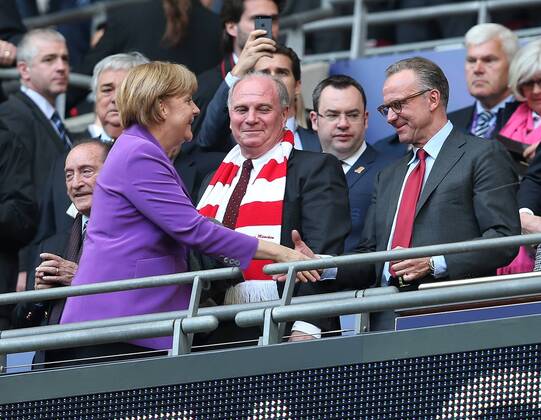 V.li. Bundeskanzlerin Angela Merkel begrüsst Bayern-Präsident Uli Hoeneß (FCB), Vorstandsvorsitzender Karl-Heinz Rummenigge (FCB). Borussia Dortmund--FC Bayern München . London, ENG, 25.05.2013 , Finale, Fussball-Champions League 2013 .