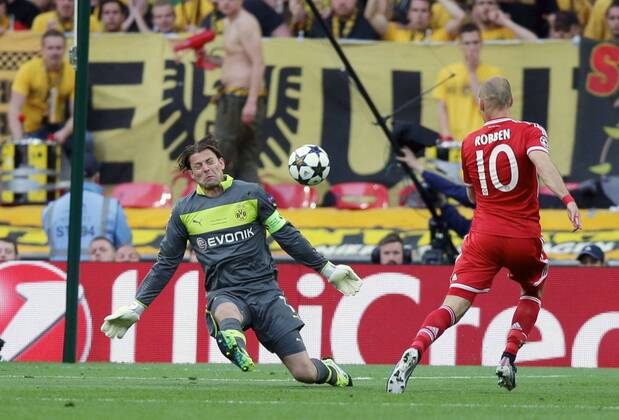 Arjen ROBBEN (FC Bayern München - 10) scheitert an Roman WEIDENFELLER (Torwart, Torhüter Borussia Dortmund - BVB - 1) EP_GST