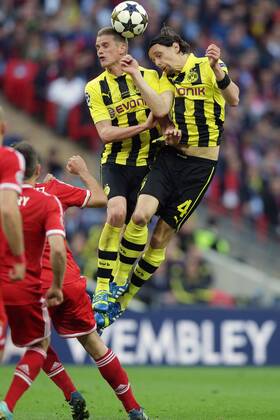 Neven SUBOTIC (Borussia Dortmund - BVB - 4) - Sven BENDER (Borussia Dortmund - BVB - 6) retten gemeinsam EP_GST