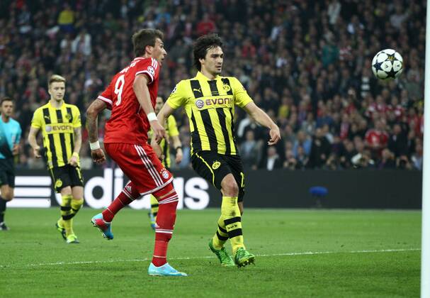 Mario Mandzukic Torschuß zum 1:0, Mats Hummels Aktion Spielszene Zweikampf Fußball Fussball UEFA Championsleague Finale Final 2013 Herren Männer Saison 2012 13 25.05.2013 BVB Borussia Dortmund vs. FC Bayern München