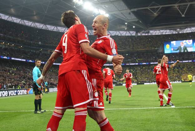 Mario Mandzukic 1:0, Arjen Robben Freude Emotion jubelnd Jubel nach 1:0 Fußball Fussball UEFA Championsleague Finale Final 2013 Herren Männer Saison 2012 13 25.05.2013 BVB Borussia Dortmund vs. FC Bayern München