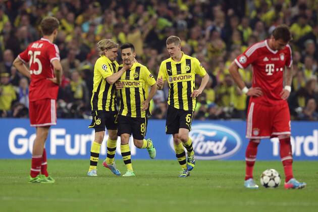 Marcel SCHMELZER (Borussia Dortmund - BVB - 29) beglückwünscht Ilkay GÜNDOGAN (Borussia Dortmund - BVB - 8) der soeben das tor zum 1-1 per 11 Meter, Elfmeter gemacht hat. mit im bild Sven BENDER (Borussia Dortmund - BVB - 6) - Thomas Müller (FC Bayern München - 25) - Mario MANDZUKIC (FC Bayern München - 9) ist enttäuscht, ist frustriert, frust, zeigt Emotionen EP_GST
