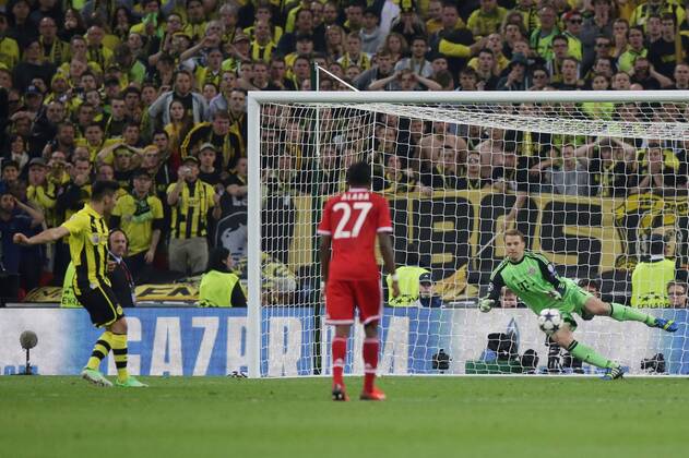 Ilkay GÜNDOGAN (Borussia Dortmund - BVB - 8) macht den Ausgleich per 11 Meter, Elfmeter gegen Manuel NEUER (Torwart, Torhüter FC Bayern München - 1) EP_GST