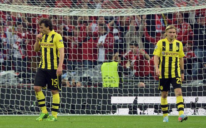 25.05.2013, xjhx, UEFA Champions League Finale, Borussia Dortmund - FC Bayern München, v.l. Mats Hummels (Borussia Dortmund), Marcel Schmelzer (Borussia Dortmund) enttäuscht, enttäuscht schauend, dissapointed