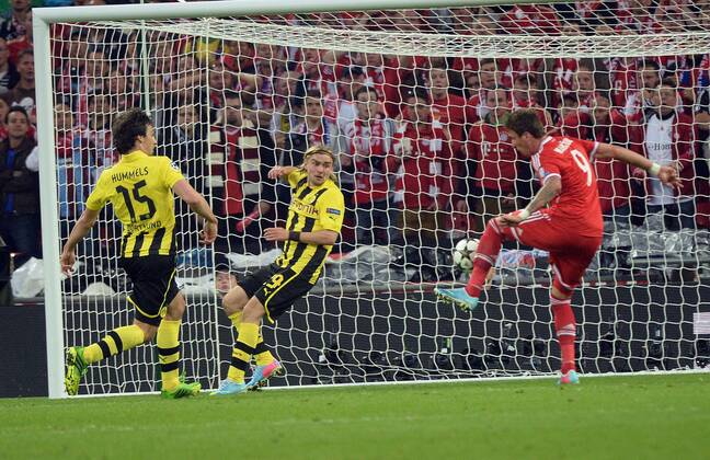 25.05.2013, xjhx, UEFA Champions League Finale, Borussia Dortmund - FC Bayern München, v.l. Mats Hummels (Borussia Dortmund), Marcel Schmelzer (Borussia Dortmund), Mario Mandzukic (FC Bayern München) Goal scored, Tor zum 0:1