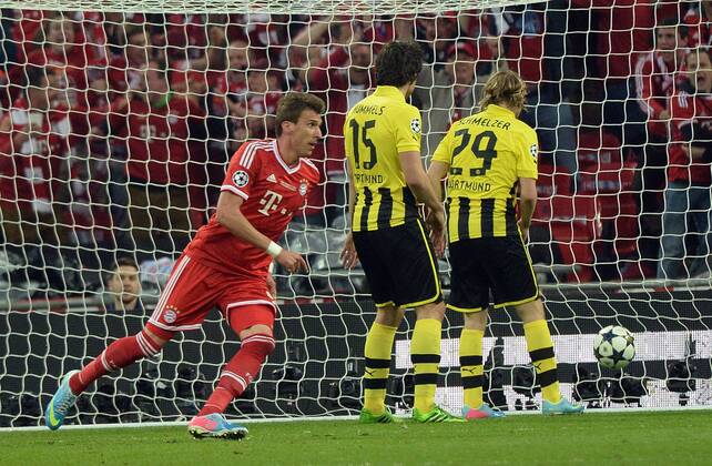 25.05.2013, xjhx, UEFA Champions League Finale, Borussia Dortmund - FC Bayern München, v.l. Mats Hummels (Borussia Dortmund), Marcel Schmelzer (Borussia Dortmund), Mario Mandzukic (FC Bayern München) Goal scored, Tor zum 0:1