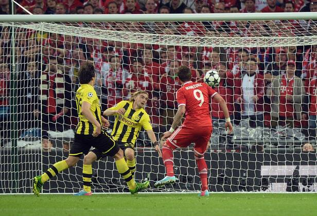 25.05.2013, xjhx, UEFA Champions League Finale, Borussia Dortmund - FC Bayern München, v.l. Mats Hummels (Borussia Dortmund), Marcel Schmelzer (Borussia Dortmund), Mario Mandzukic (FC Bayern München) Goal scored, Tor zum 0:1