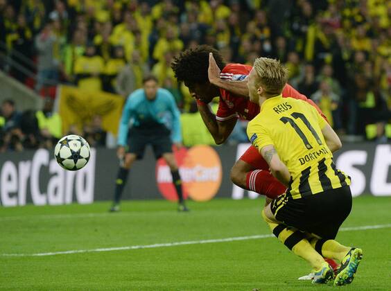 25.05.2013, xjhx, UEFA Champions League Finale, Borussia Dortmund - FC Bayern München, v.l. Dante (FC Bayern München), Marco Reus (Borussia Dortmund) elfmeter foul