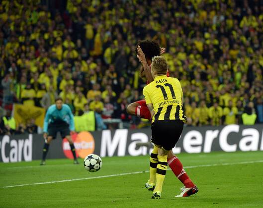 25.05.2013, xjhx, UEFA Champions League Finale, Borussia Dortmund - FC Bayern München, v.l. Dante (FC Bayern München), Marco Reus (Borussia Dortmund) elfmeter foul