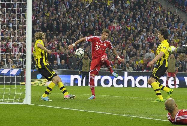 25.05.2013, Fussball Champions League Finale: Borussia Dortmund - FC Bayern München, im Wembley-Stadion London (England). Mario Mandzukic (Bayern München) trifft zum 1:0.
