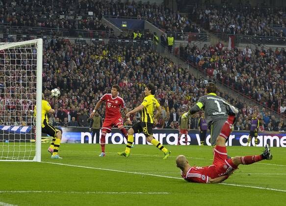 25.05.2013, Fussball Champions League Finale: Borussia Dortmund - FC Bayern München, im Wembley-Stadion London (England). Mario Mandzukic (Bayern München) trifft zum 1:0. Torvorleger Arjen Robben (re, Bayern München)