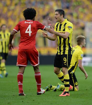 FUSSBALL CHAMPIONS LEAGUE SAISON 2012 2013 FINALE Borussia Dortmund - FC Bayern München 25.05.2013 Dante (li, FC Bayern München) und Robert Lewandowski (re, Borussia Dortmund) im Wortgefecht 