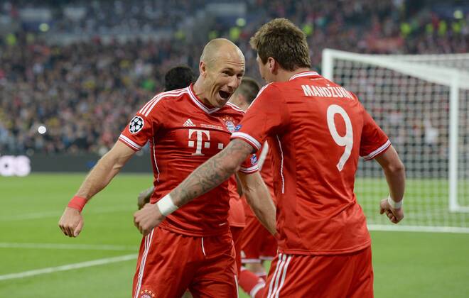 FUSSBALL CHAMPIONS LEAGUE SAISON 2012 2013 FINALE Borussia Dortmund - FC Bayern München 25.05.2013 Arjen Robben (li) und Mario Mandzukic (re, beide FC Bayern München) bejubeln das Tor zum 0:1 