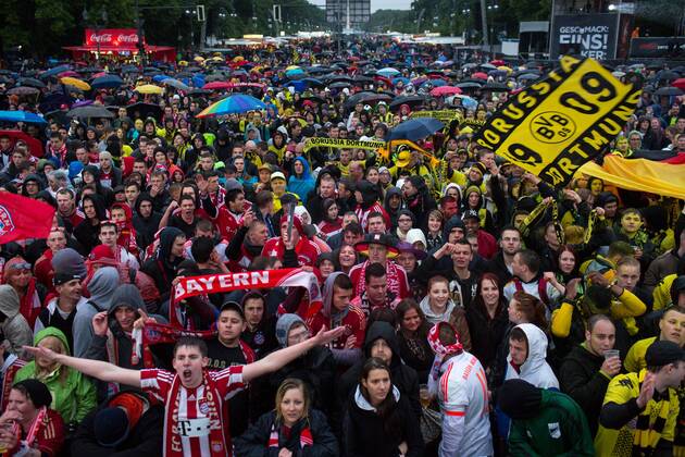 Fans beim Public Viewing auf der Berliner Fanmeile am Brandenburger Tor beim deutschen Finale der Champions League Bayern München gegen Borussia Dortmund. Fanmeile Champions-League