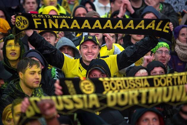 Fans beim Public Viewing auf der Berliner Fanmeile am Brandenburger Tor beim deutschen Finale der Champions League Borussia Dortmund. Fanmeile Champions-League