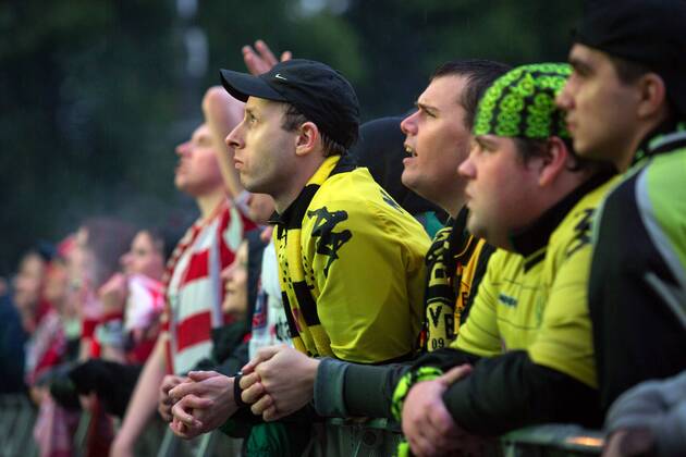 Fans beim Public Viewing auf der Berliner Fanmeile am Brandenburger Tor beim deutschen Finale der Champions League Borussia Dortmund. Fanmeile Champions-League