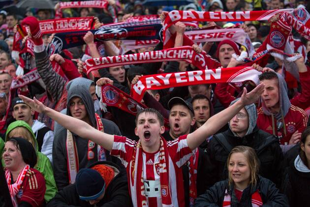 Fans beim Public Viewing auf der Berliner Fanmeile am Brandenburger Tor beim deutschen Finale der Champions League Bayern München. Fanmeile Champions-League