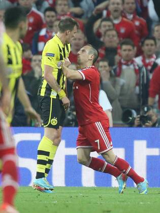 Frank Ribery (Bayern 7) Kevin GROSSKREUTZ, Nr. 19 BVB Aggression, aggressiv, Verhalten, Emotion, unsportlich, FC BAYERN MÜNCHEN - BORUSSIA DORTMUND ( - ) Fussball UEFA Champions League, Finale, im Wembley Stadion London am 25.05.2013 CL Saison 2012 2013, FCB, München, BVB