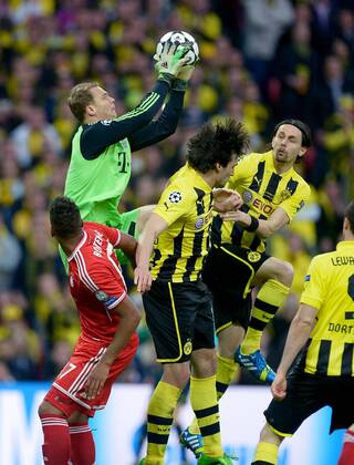 FUSSBALL CHAMPIONS LEAGUE SAISON 2012 2013 FINALE Borussia Dortmund - FC Bayern München 25.05.2013 Torwart Manuel Neuer (FC Bayern München) kann vor Mats Hummels (Mitte) und Neven Subotic (re, beide Borussia Dortmund) retten. Jerome Boateng (FC Bayern München) braucht nicht mehr eingreifen  FUL2250513089