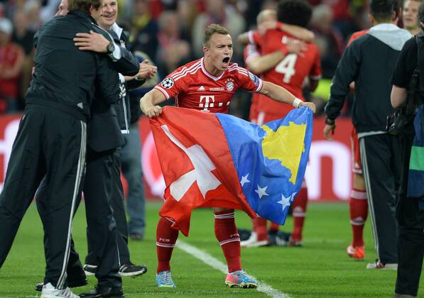 FUSSBALL CHAMPIONS LEAGUE SAISON 2012 2013 FINALE Borussia Dortmund - FC Bayern München 25.05.2013 Der Champions League Sieger Xherdan Shaqiri (FC Bayern München) jubelt nach dem Abpfiff mit seinen beiden Landesflaggen 